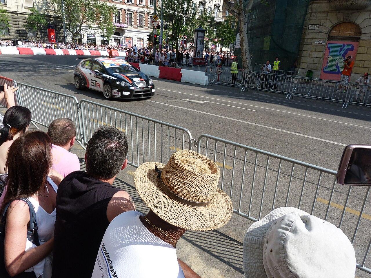 F1赛车人物:一位顶尖选手的进阶之路(数据科技视角)
